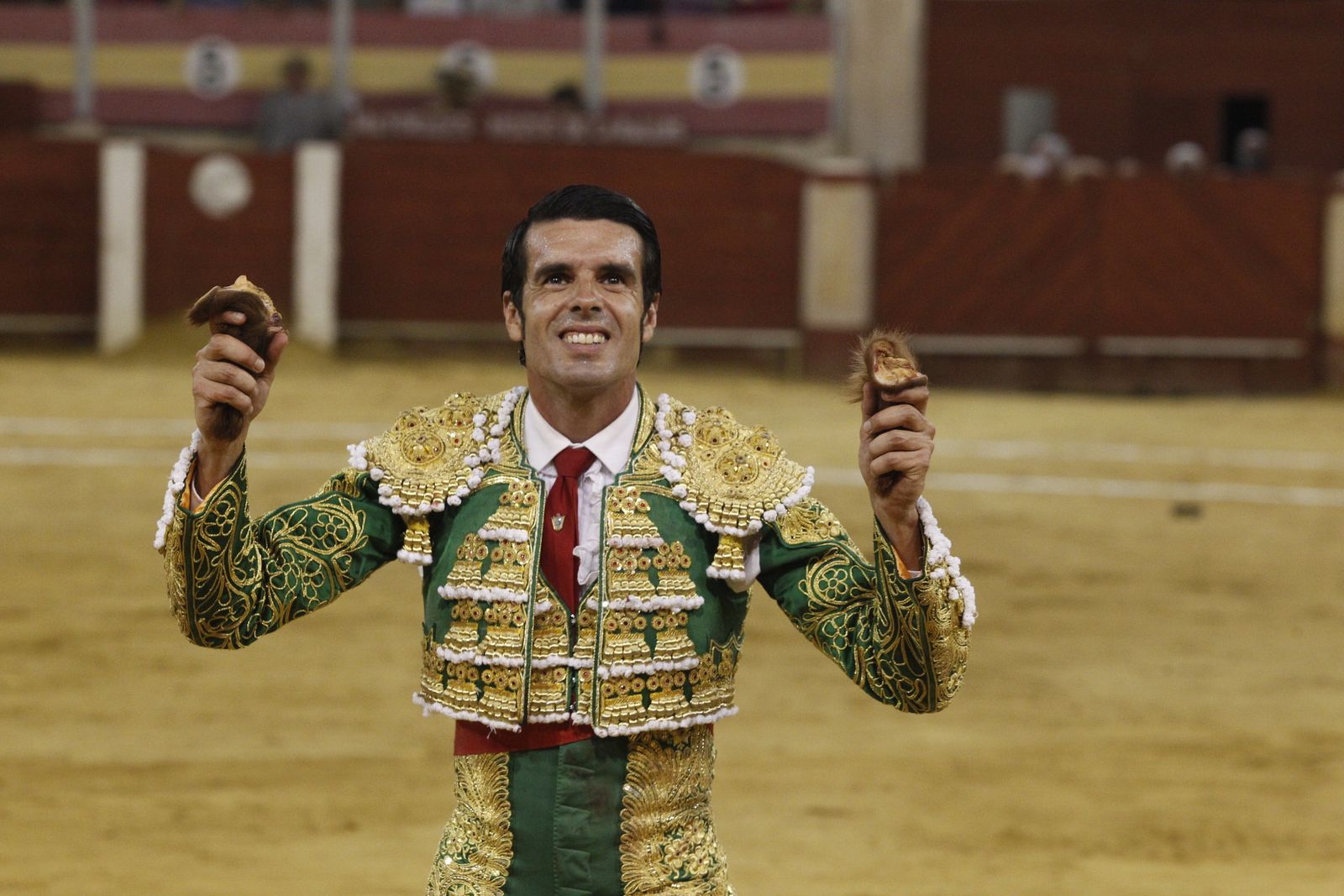 El cacereño pasea las dos orejas del cuarto de la tarde.