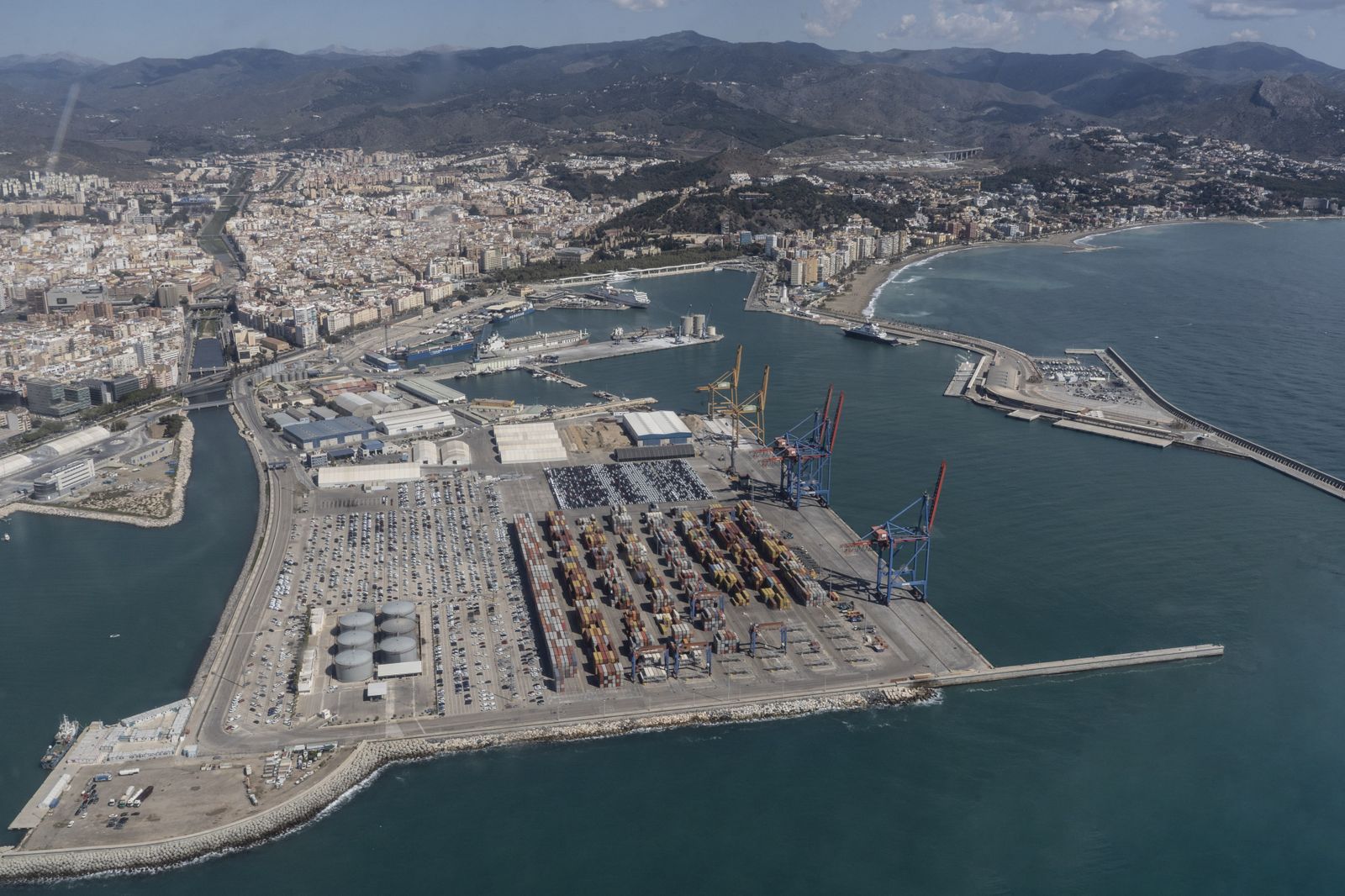 Vista aérea del recinto portuario de Málaga.