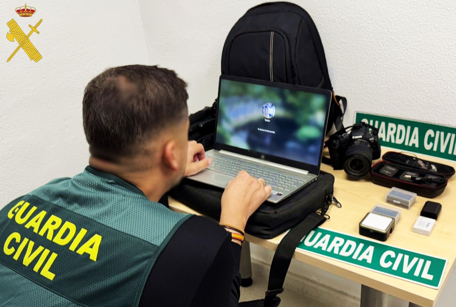 Un agente de la Guardia Civil analiza los dispositivos robados.