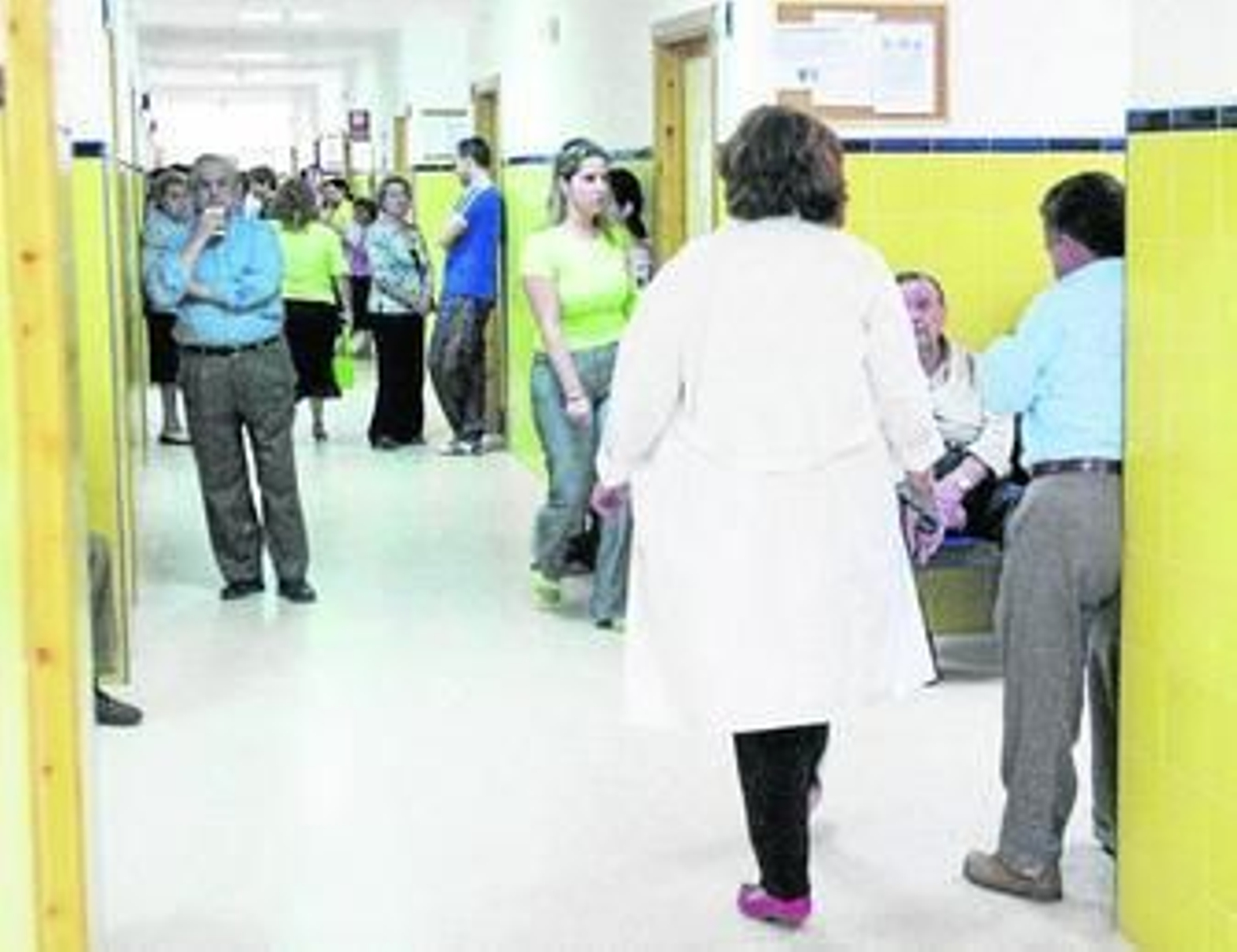 Una médico camina por uno de los pasillos de un centro de salud.