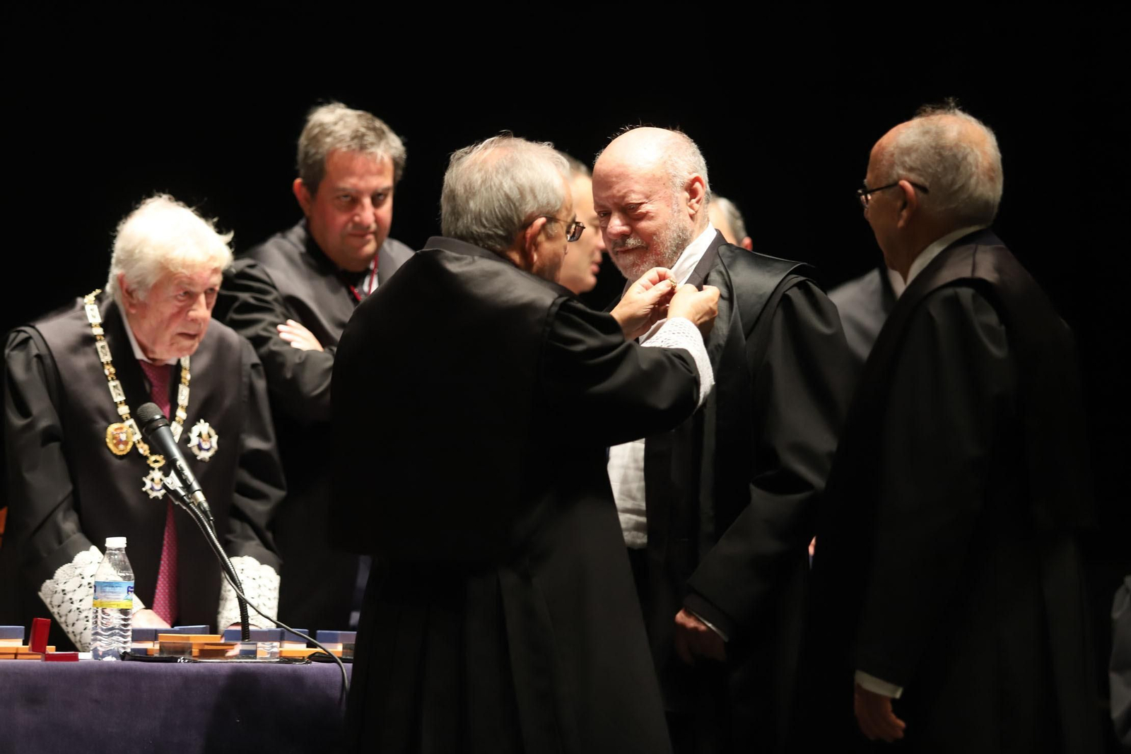 Imágenes del acto de entrega de insignias a los colegiados que cumplen 25 y 50 años en el Ilustre Colegio de Abogados de Huelva.