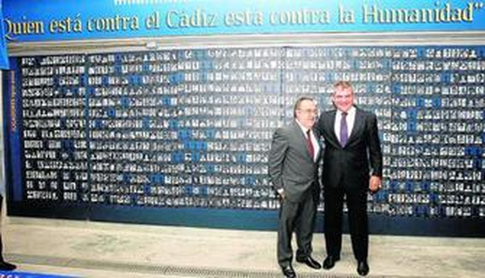 Alfredo Relaño (i) y Manuel Vizcaíno posan juntos delante del mural que se descubrió ayer con la frase del periodista.