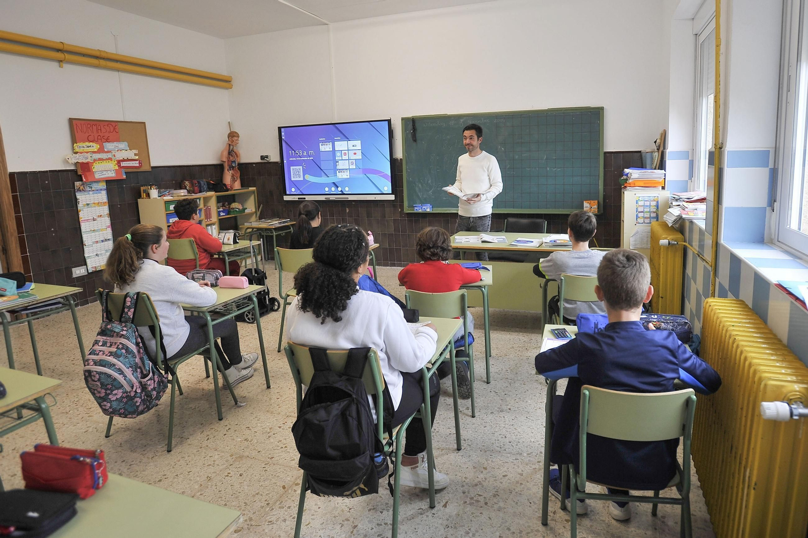 Un grupo de escolares da clase en Albacete.
