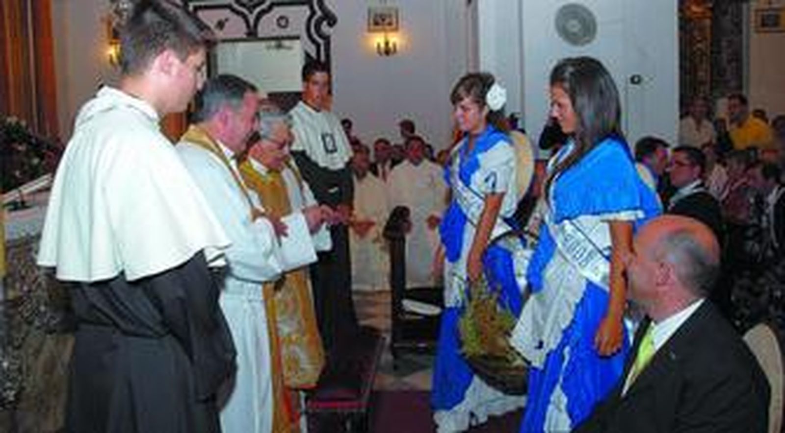 Momento en que las salineras realizan la ofrenda de los productos típicos de La Isla a la Virgen del Carmen.