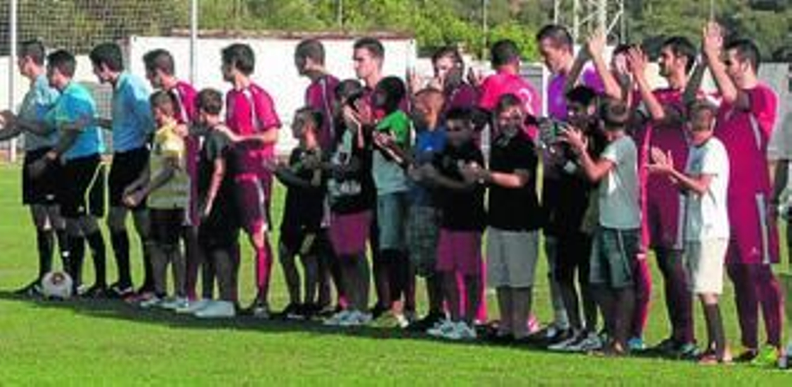 Un once rojillo de esta temporada saluda antes de comenzar un partido.