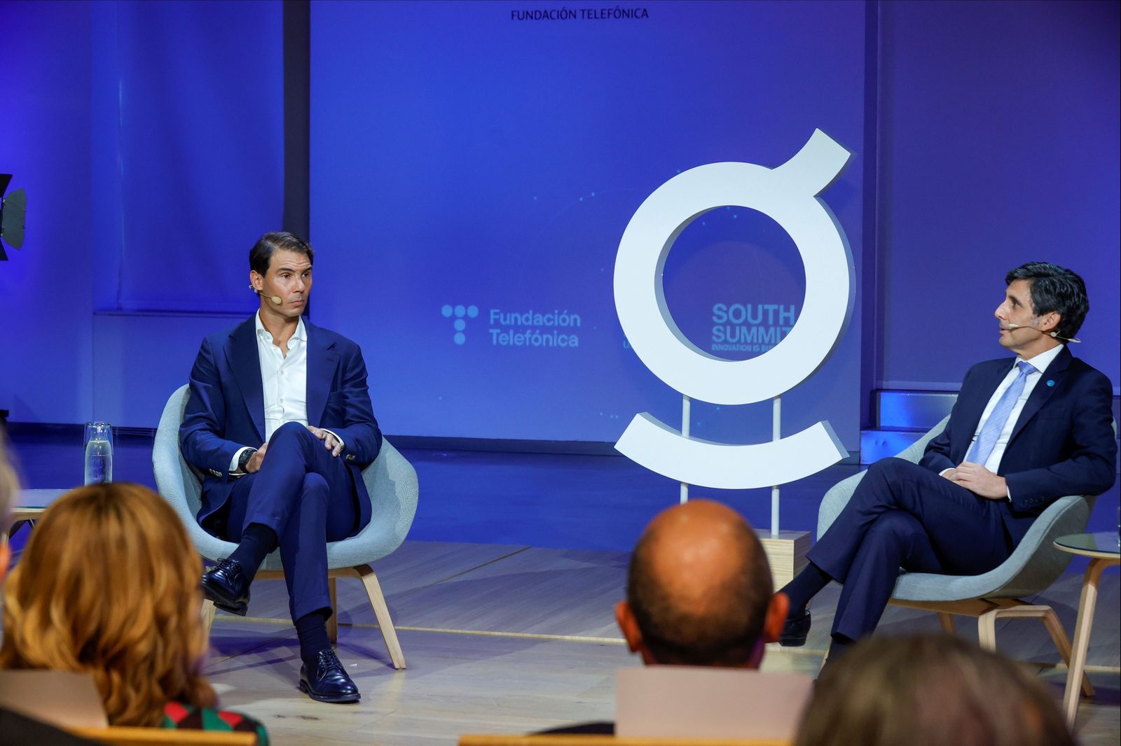 El tenista Rafael Nadal dialoga con el presidente de Telefónica, José María Álvarez-Pallete.