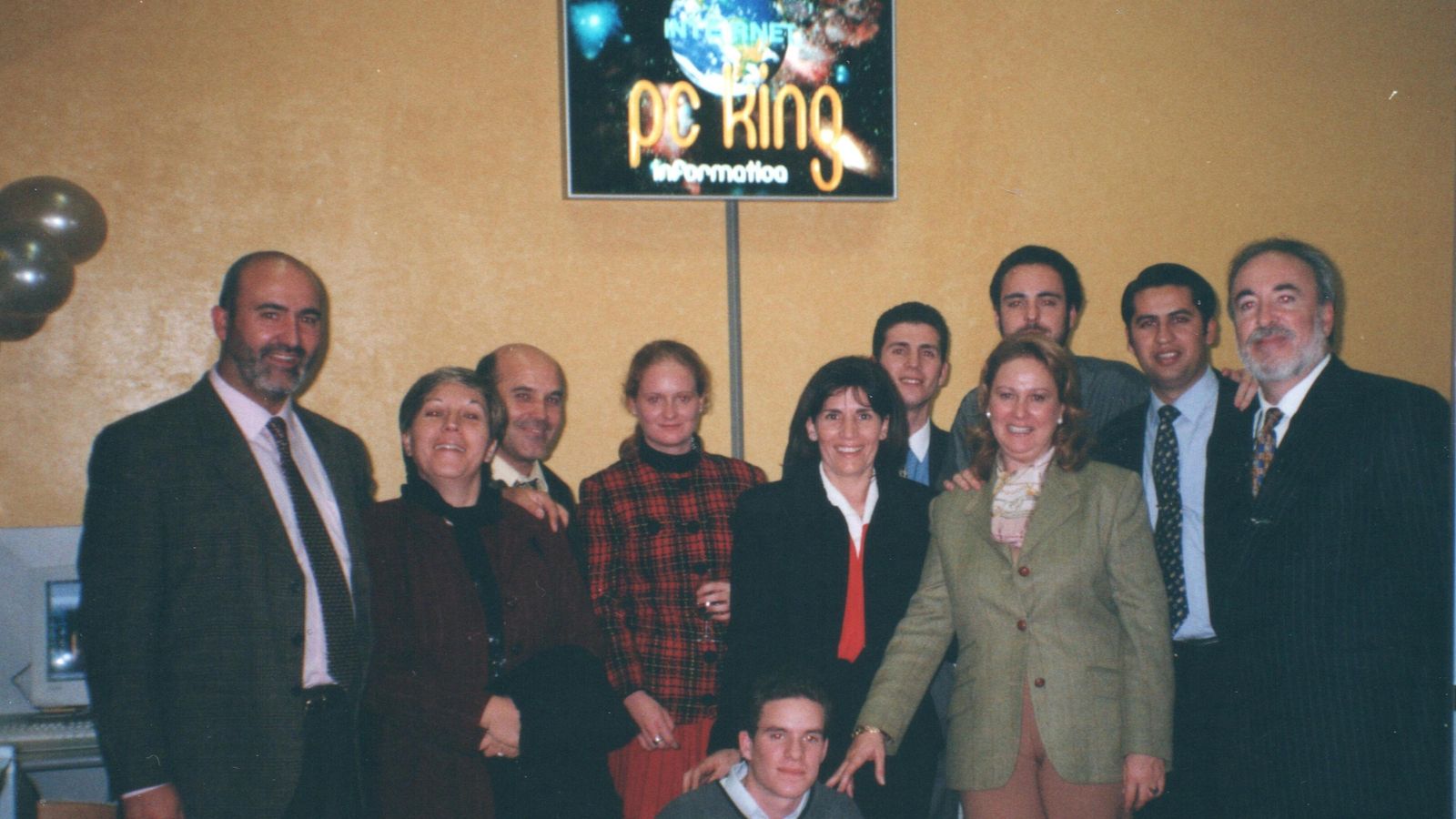 Fotografía de la inauguración de PC KING en el año 2000.