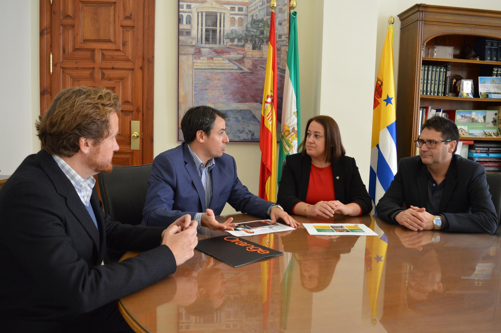 La alcaldesa, con representantes de la empresa.
