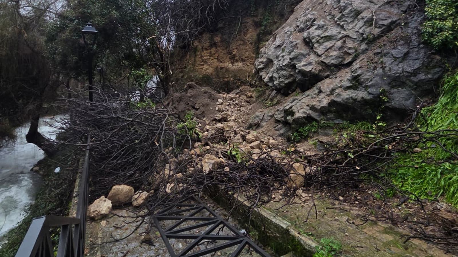 Desprendimientos en el Paseo del Rio Cerezuelo