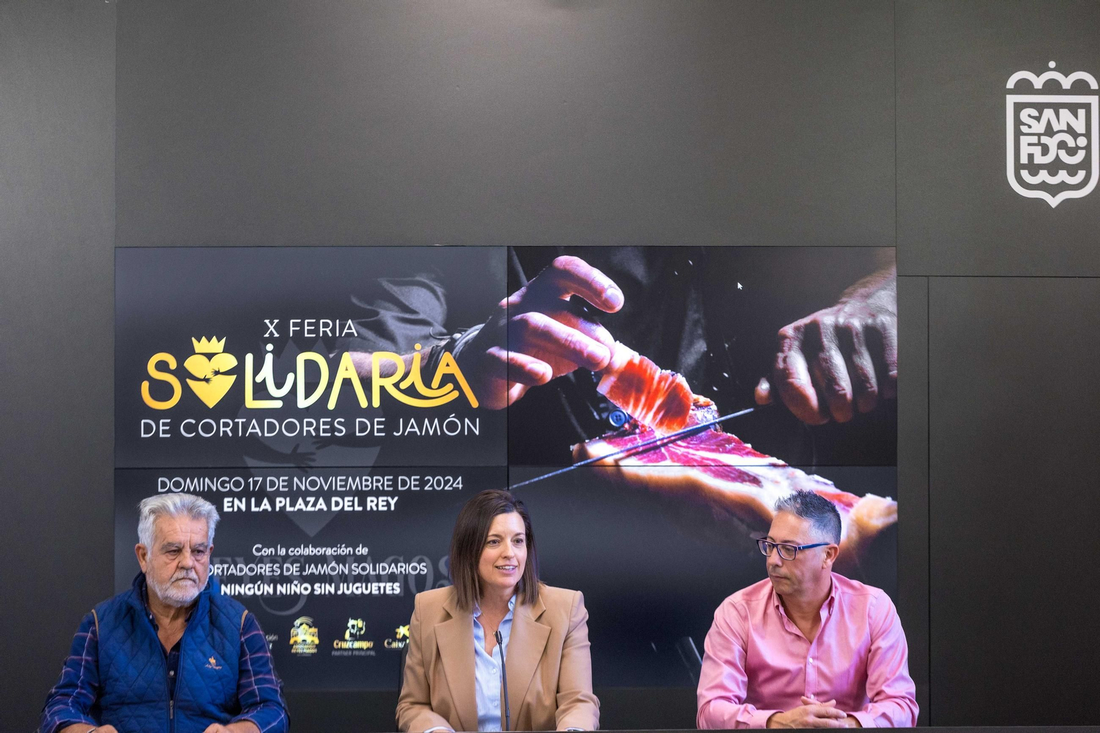 Presentación de la Feria Solidaria de Cortadores de Jamón en San Fernando. De izquierda a derecha, Juan Fernández Loaiza, Patricia Cavada y Antonio González