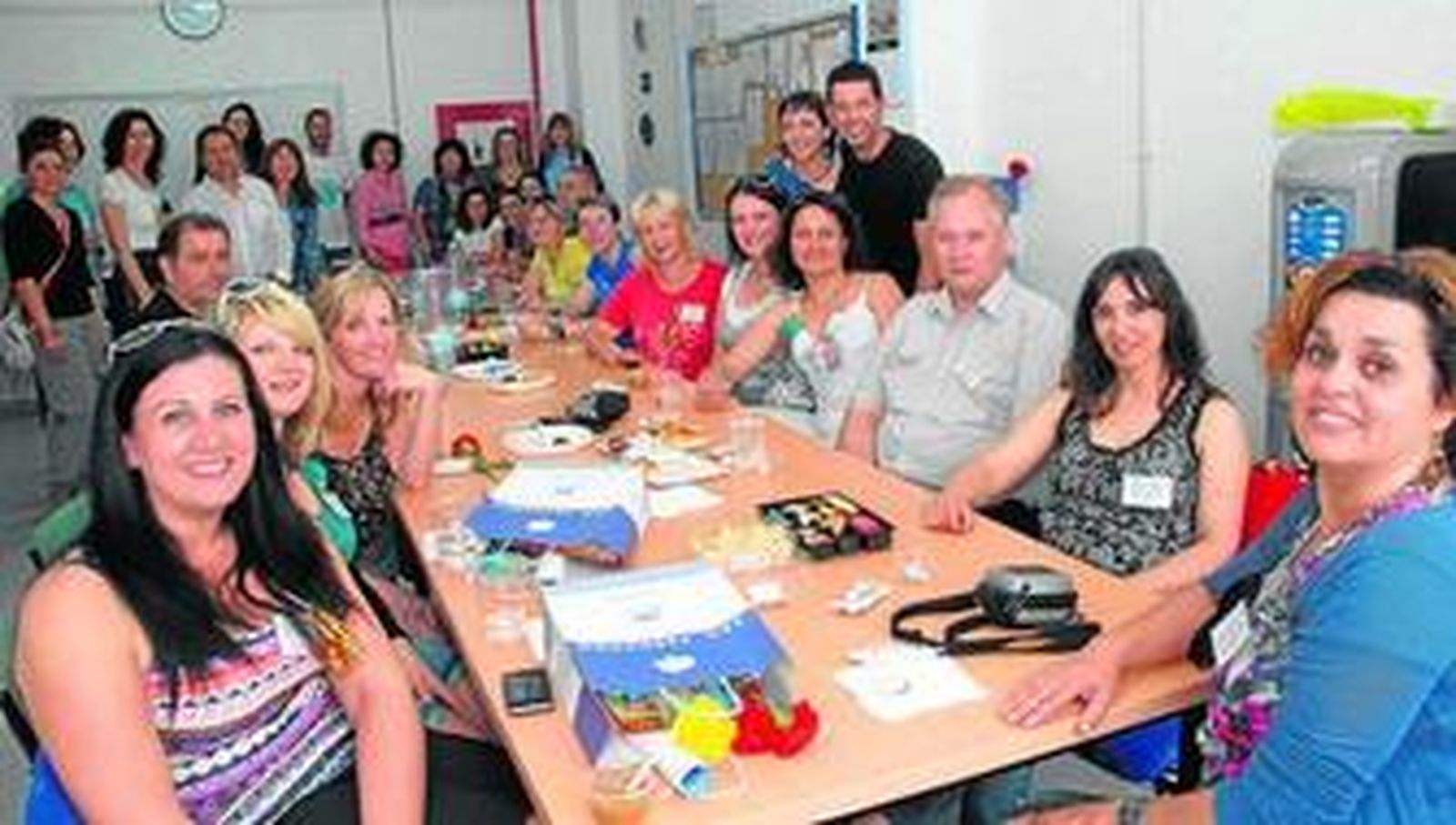 Profesores del Camposoto y los visitantes de siete países europeos, reunidos ayer en el centro.