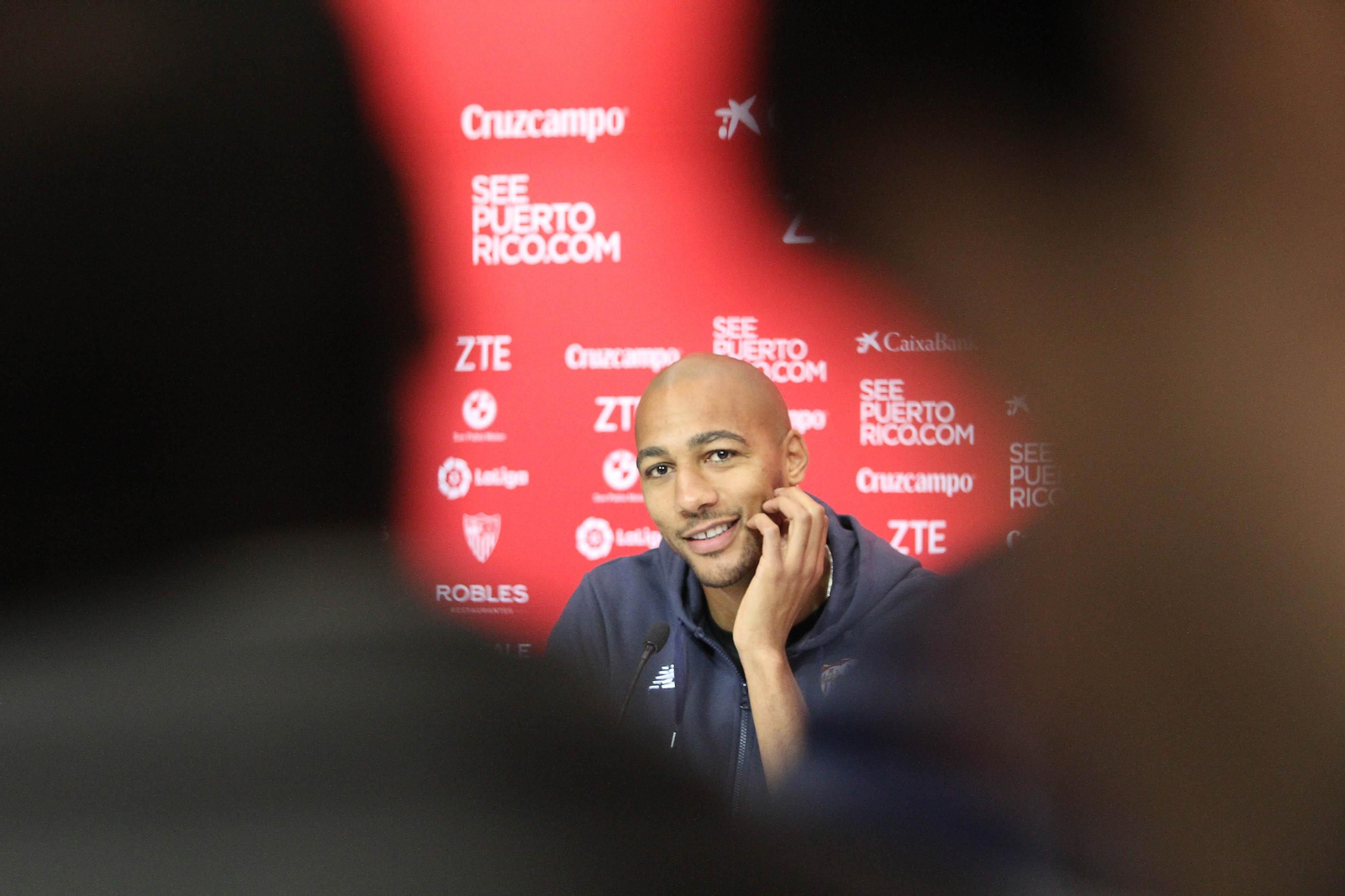 N'Zonzi sonríe durante la comparecencia por su renovación hasta 2020, el pasado 31 de enero.