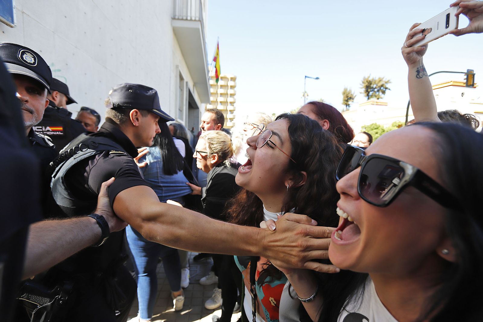 Varias personas increpan al acusado del atropello de Gibraleón a su entrada a la Audiencia Provincial.