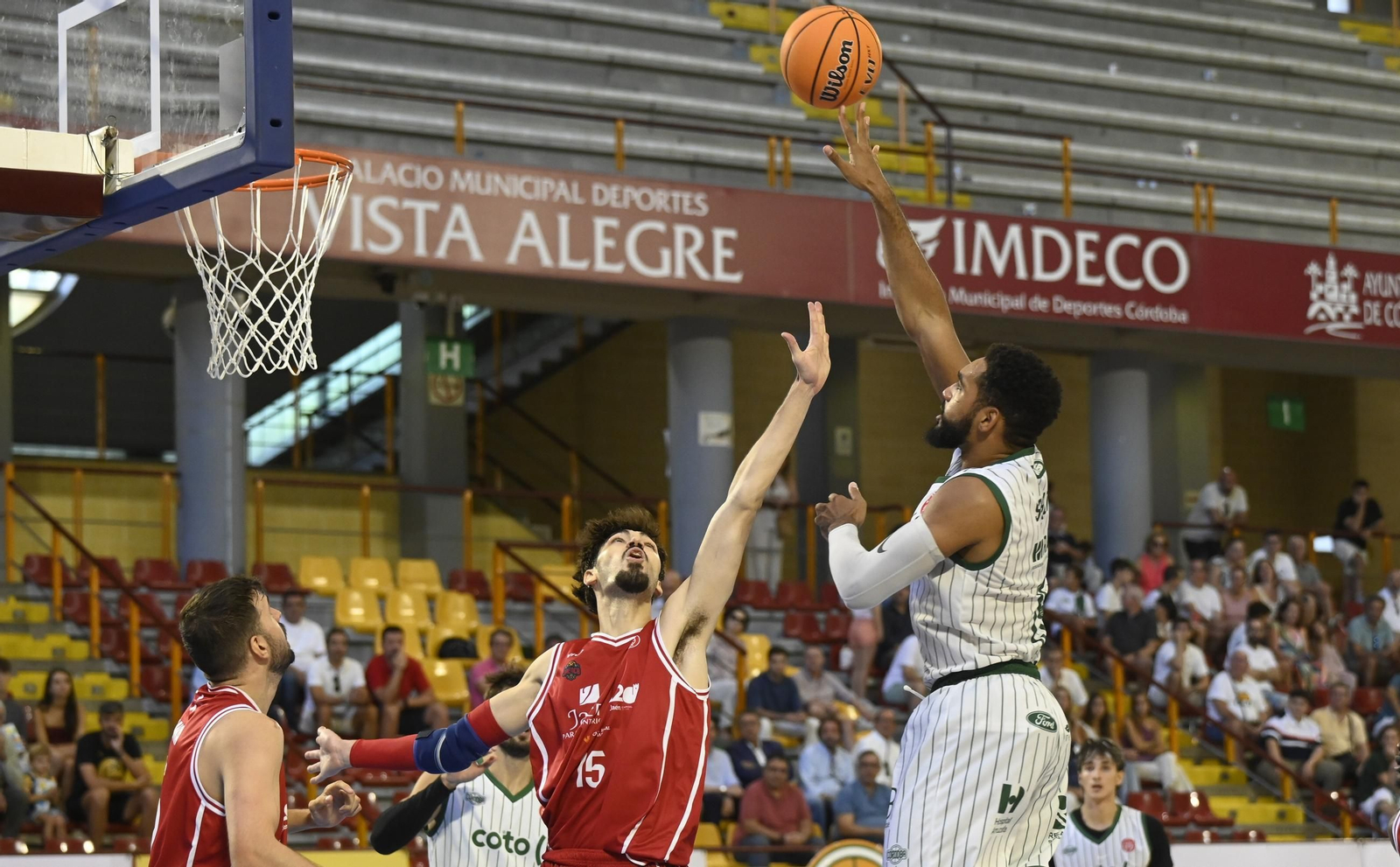 Las mejores fotos del ambiente en Vista Alegre para el Coto Córdoba - Jaén CB de la Copa de España de baloncesto