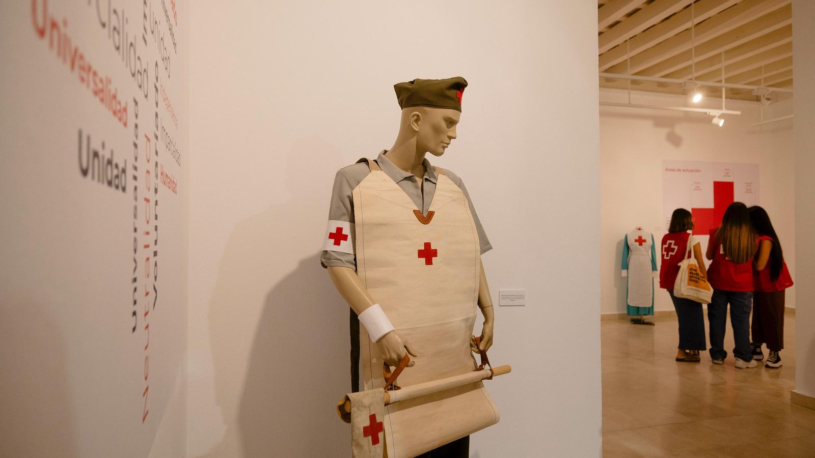 El mandil Landa, en la exposición de Cruz Roja en la Fundación Cajasol.