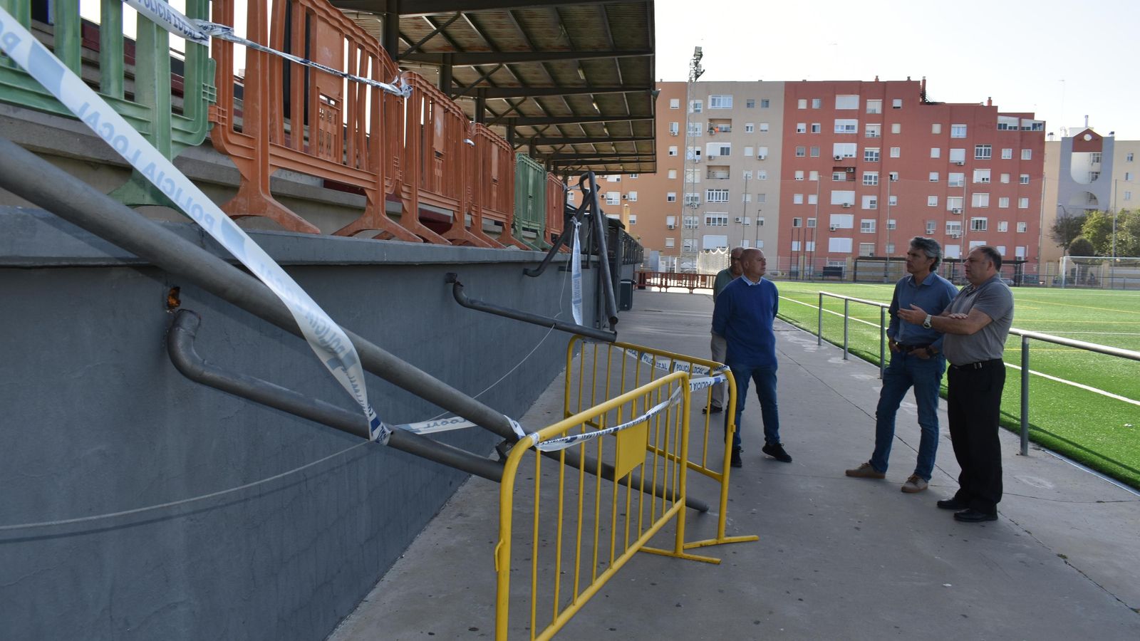 Barandilla del graderío caída al suelo en un partido hace unos días, en el complejo Gómez Castro de San Fernando.