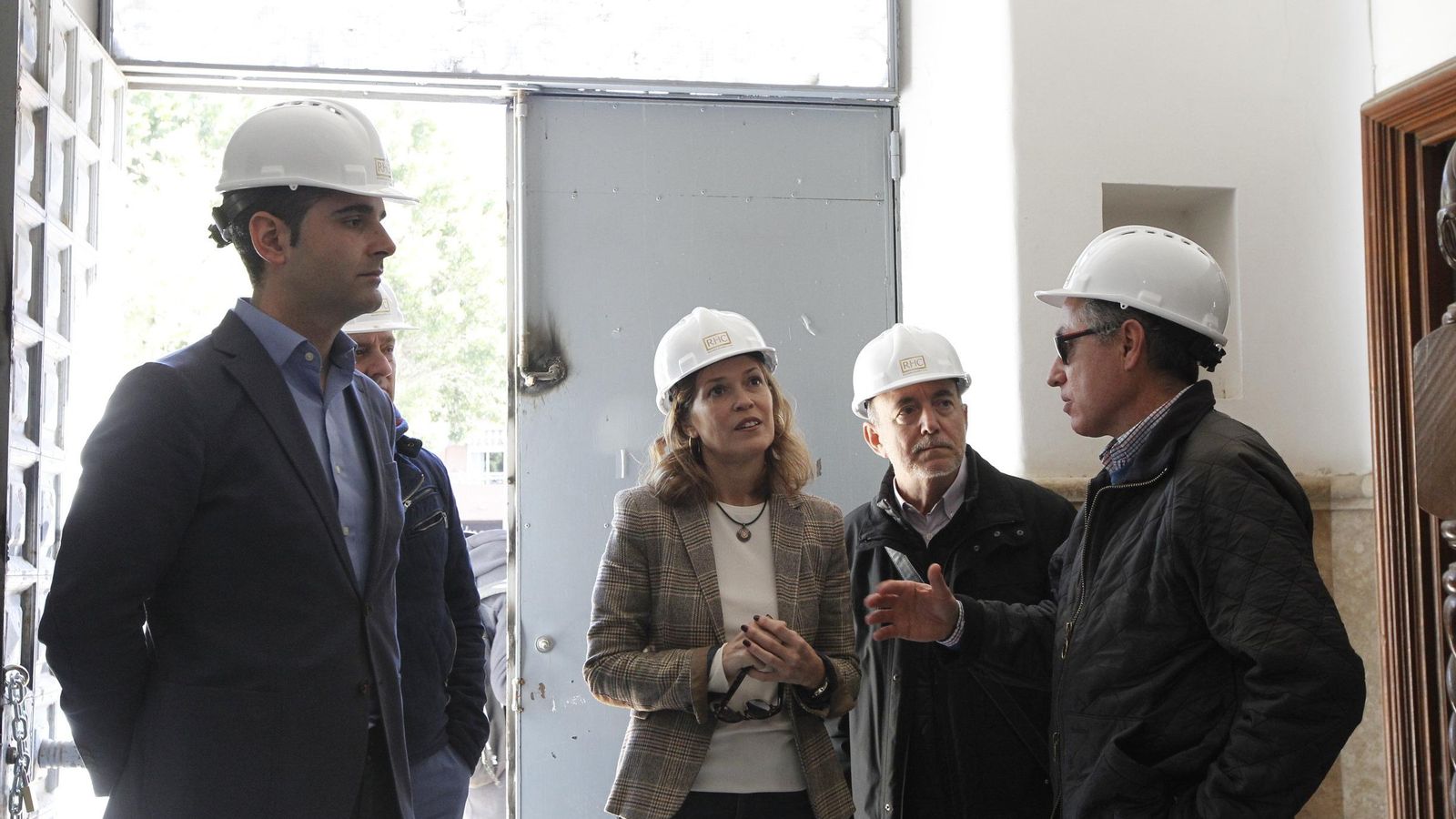 El alcalde y la concejala de Fomento atienden a las explicaciones técnicas