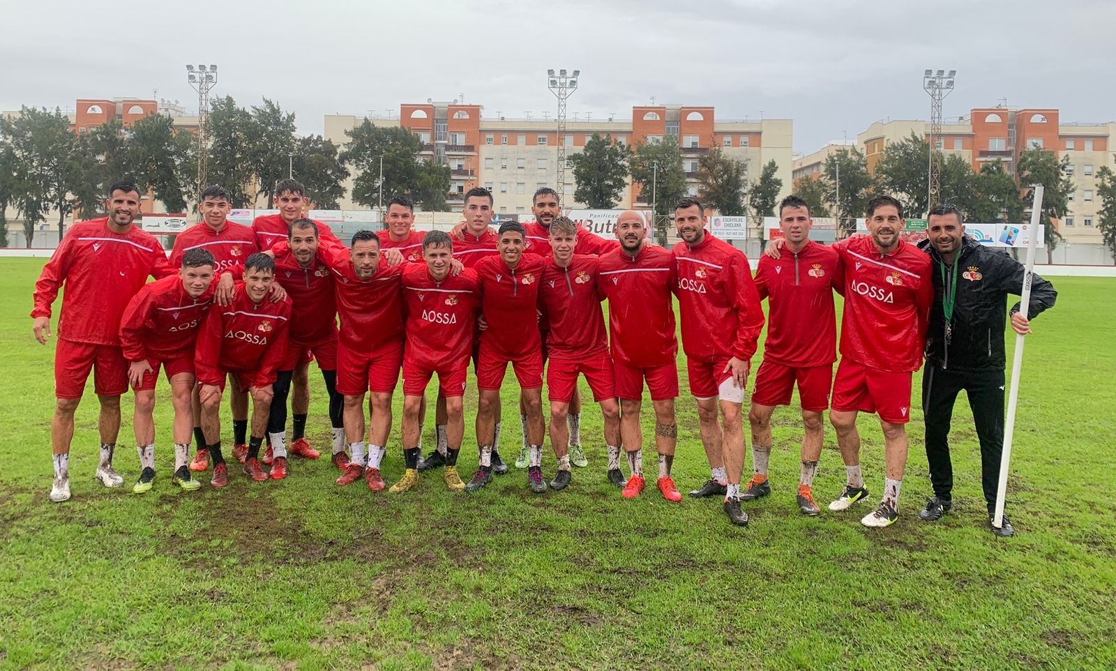 Los jugadores del Chiclana posan tras una sesión preparatoria.