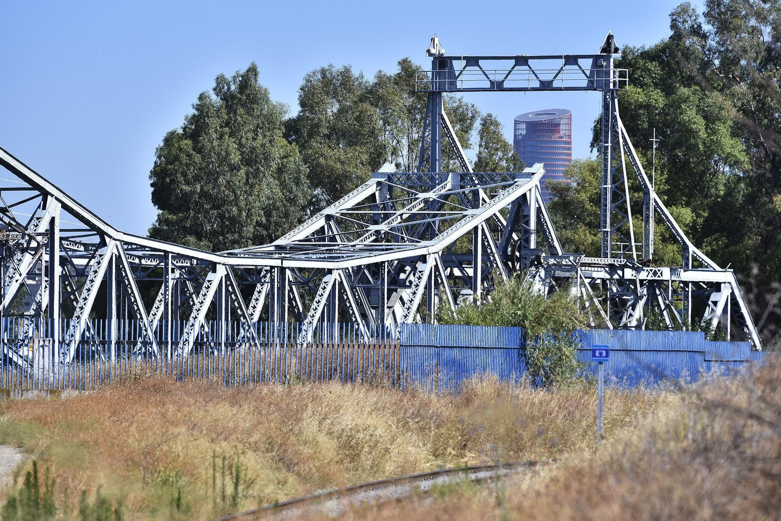 El Puerto de Hierro lleva desde 2003 sin uso en una parcela al final de la avenida de la Raza.
