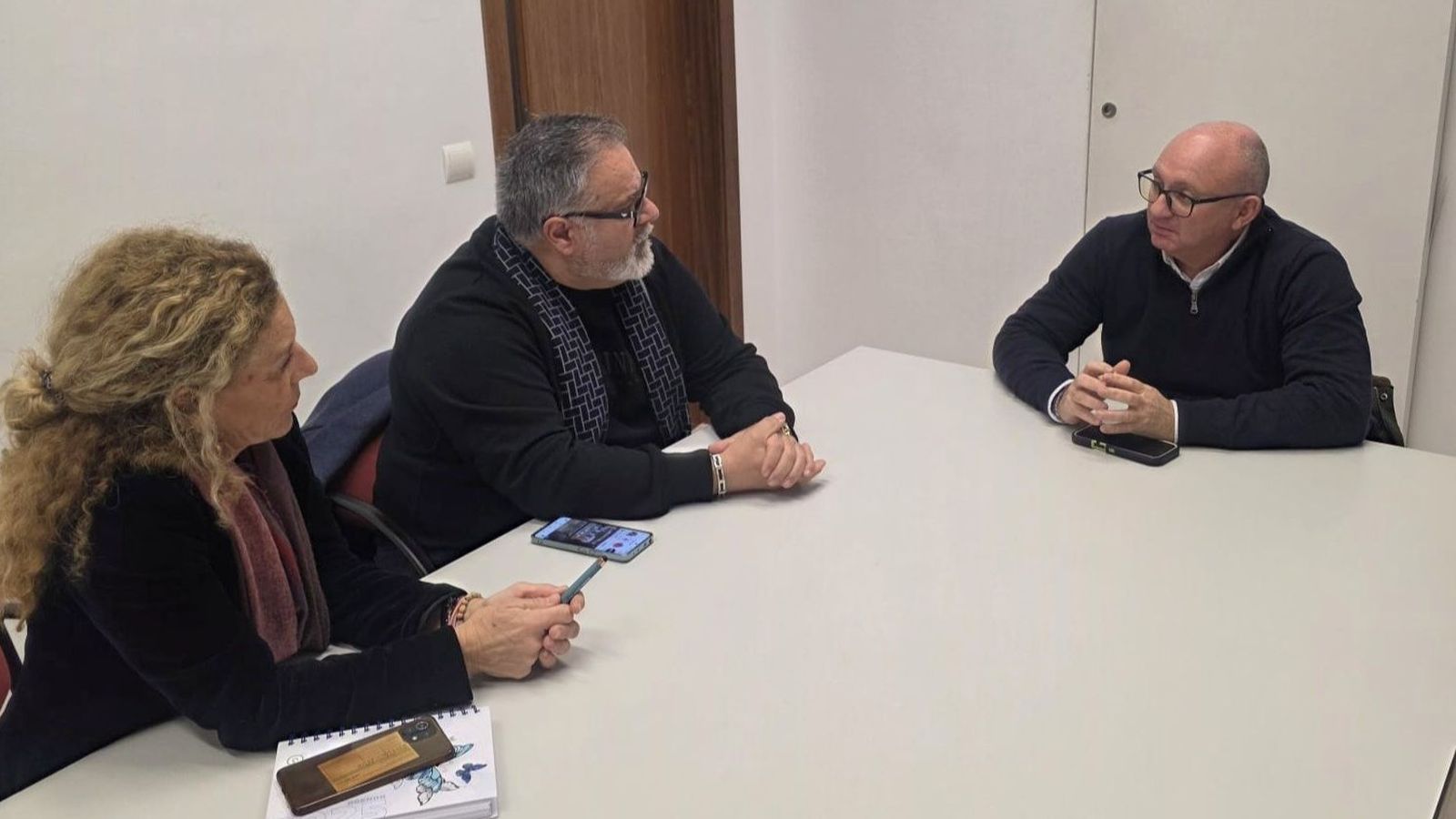 Una imagen de la reunión entre la AECC y el edil de Deportes.