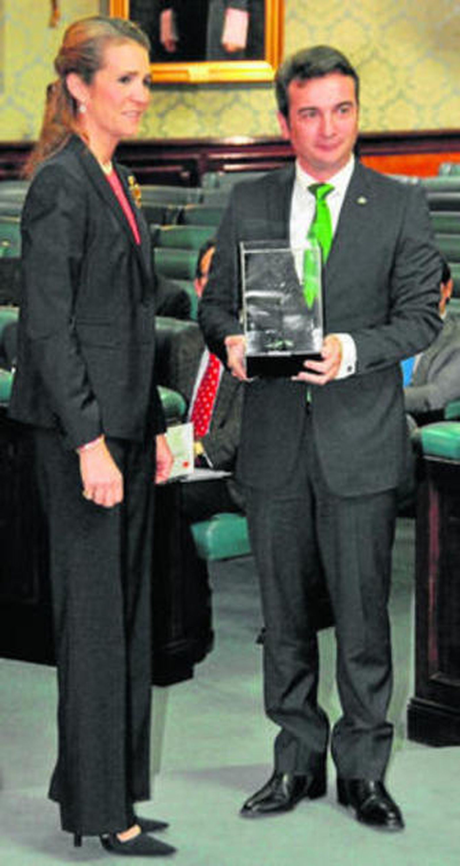 La infanta Elena le hace entrega del premio al rector de la UCA.