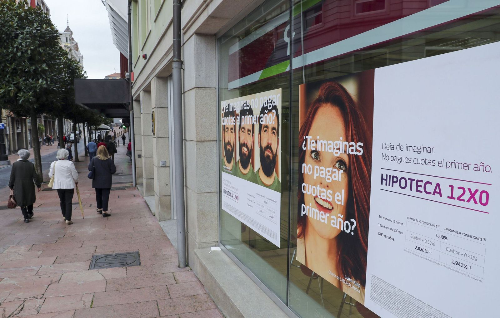 Escaparate de una entidad bancaria con anuncios sobre hipotecas.