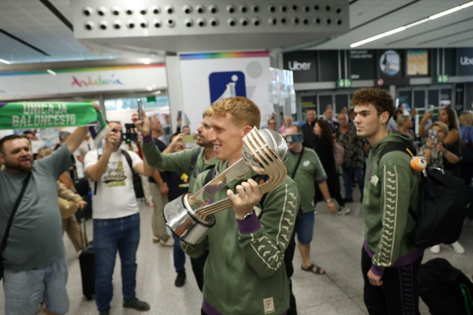 El Unicaja brinda la Copa Intercontinental con la afición