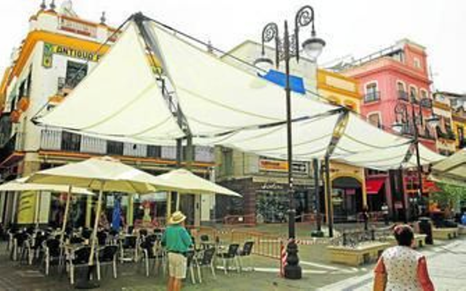 Aspecto que ofrece la Plaza del Pan una vez que se han colocado los toldos definitivos.