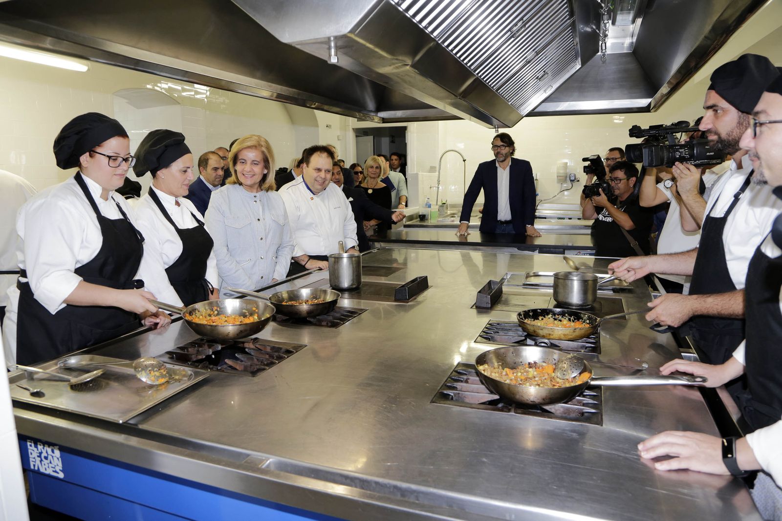 La ministra Báñez, ayer por la tarde en las cocinas de 'El Altillo'.