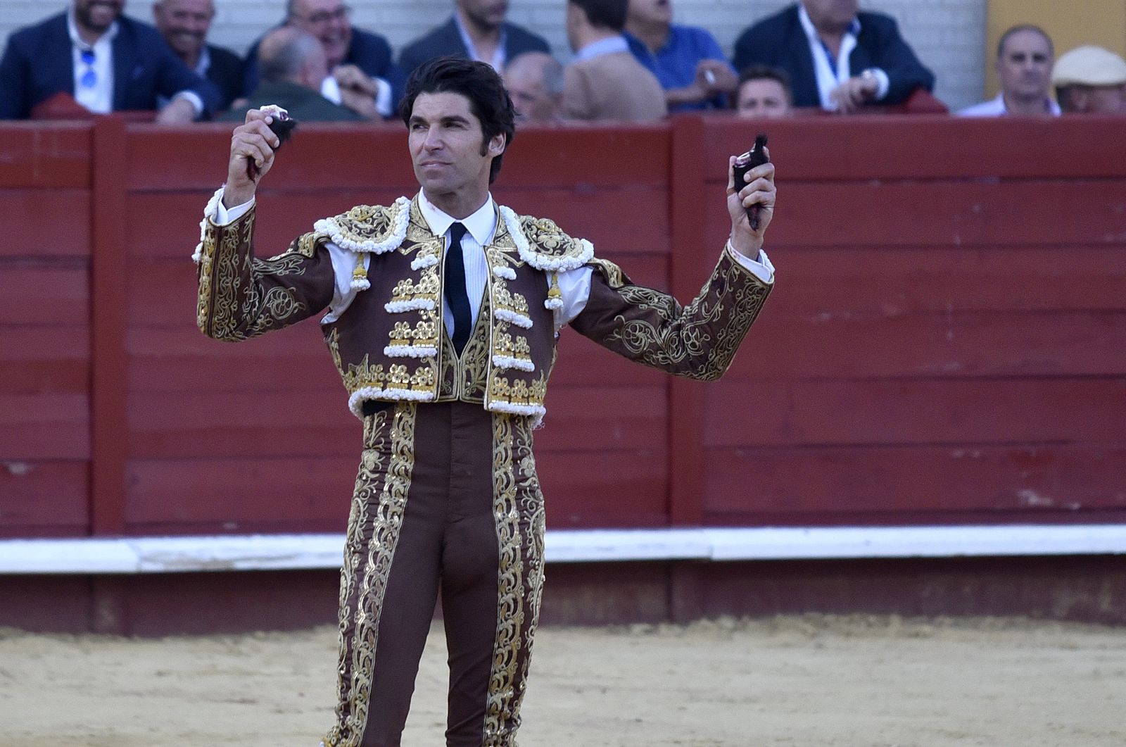 Las imágenes de la corrida en Morón con la reaparición de Jesulín de Ubrique