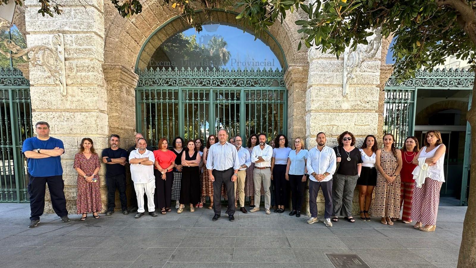 Una imagen del minuto de silencio en recuerdo y homenaje a Miguel Ángel Blanco en la Diputación de Cádiz.