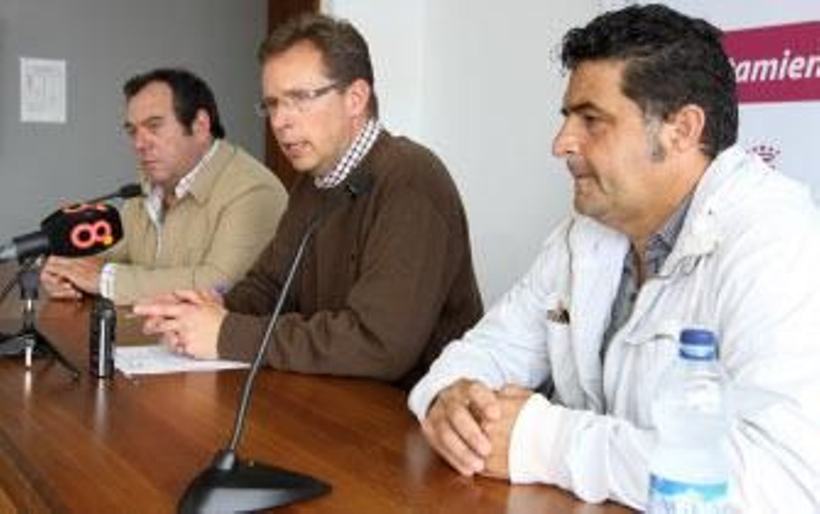 A la derecha, Francisco Ariza con los concejales Stefan Schauer y José Manuel Lechuga, ayer el Ayuntamiento./Sonia Ramos