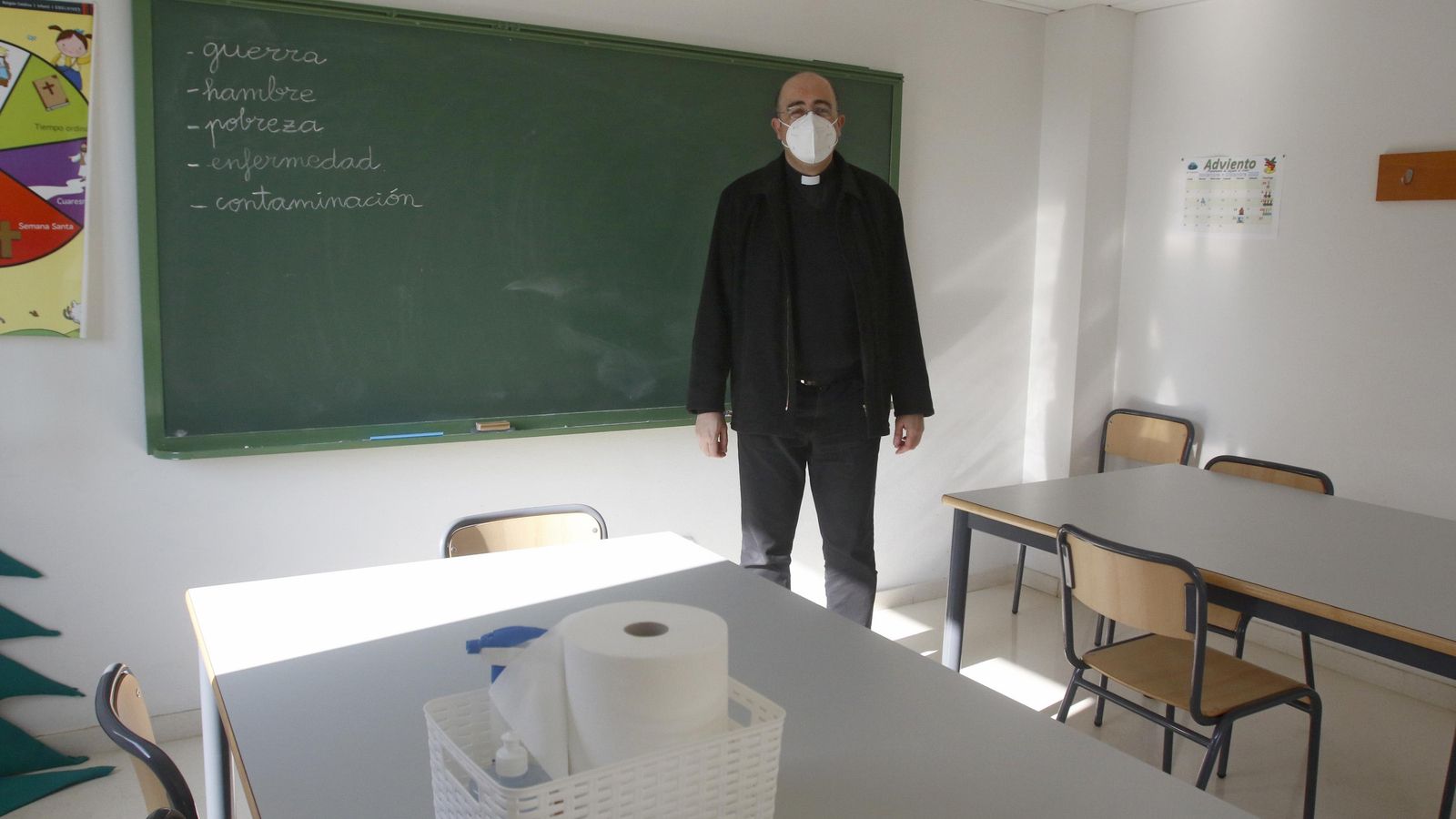 El párroco de la Esperanza, Leopoldo Rivero, en una de las aulas para catequesis. El párroco de la Esperanza, Leopoldo Rivero, en una de las aulas para catequesis.