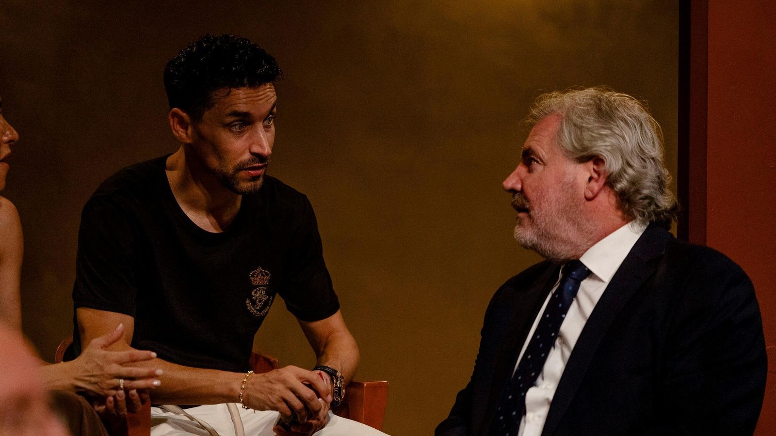 Jesús Navas y Manuel Vizcaíno charlan durante la gala en el Teatro de las Cortes.