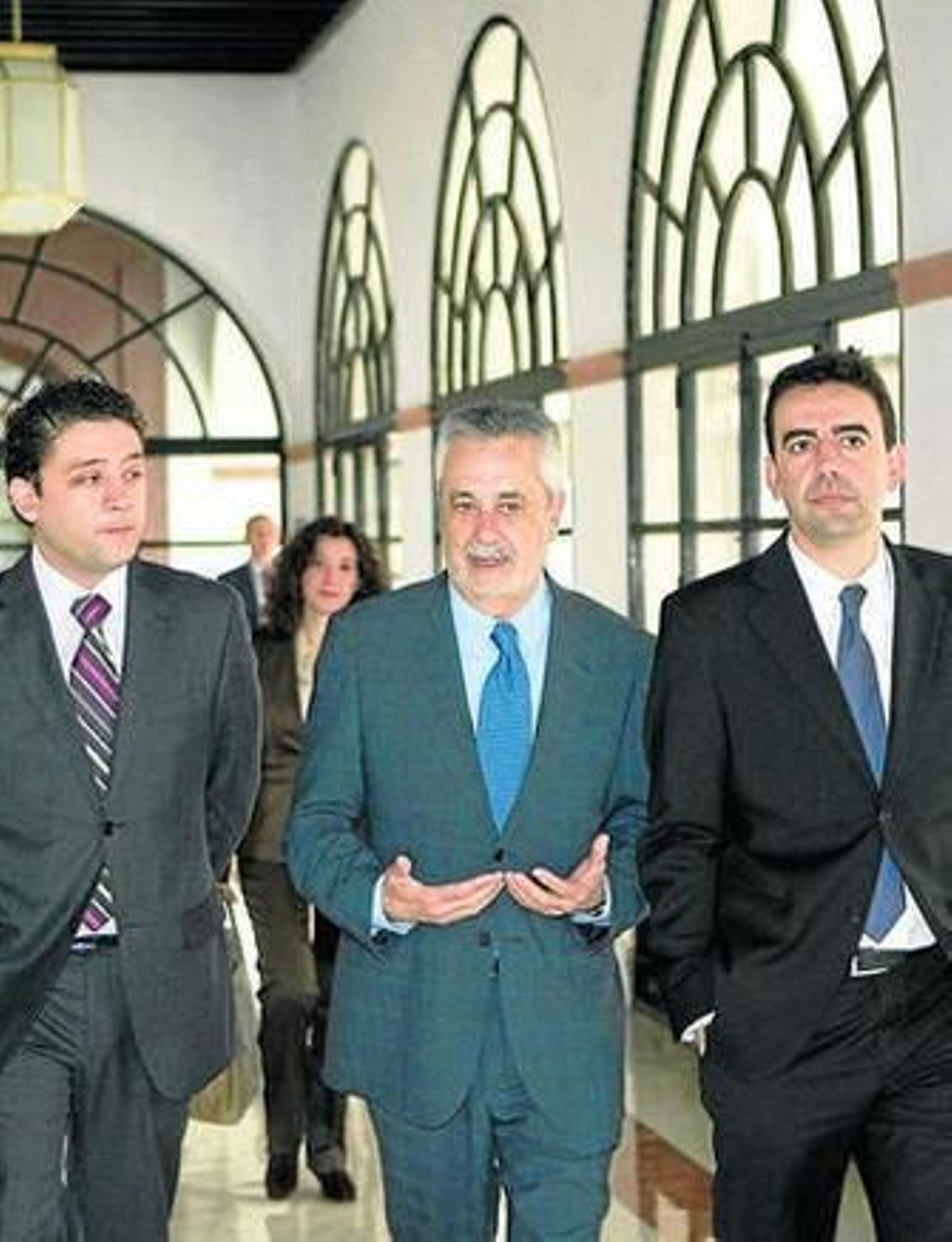 Griñán, ayer, junto a Rafael Velasco y Mario Jiménez.