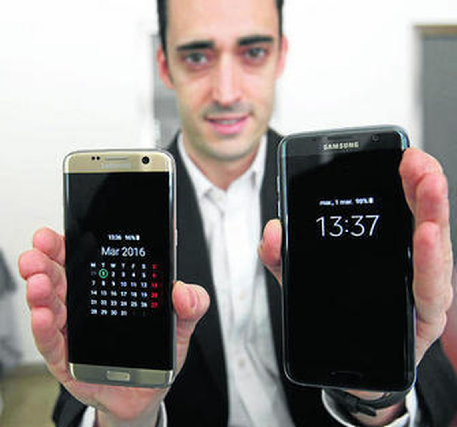 Ángel Pascual posa con los modelos ayer en la presentación local.