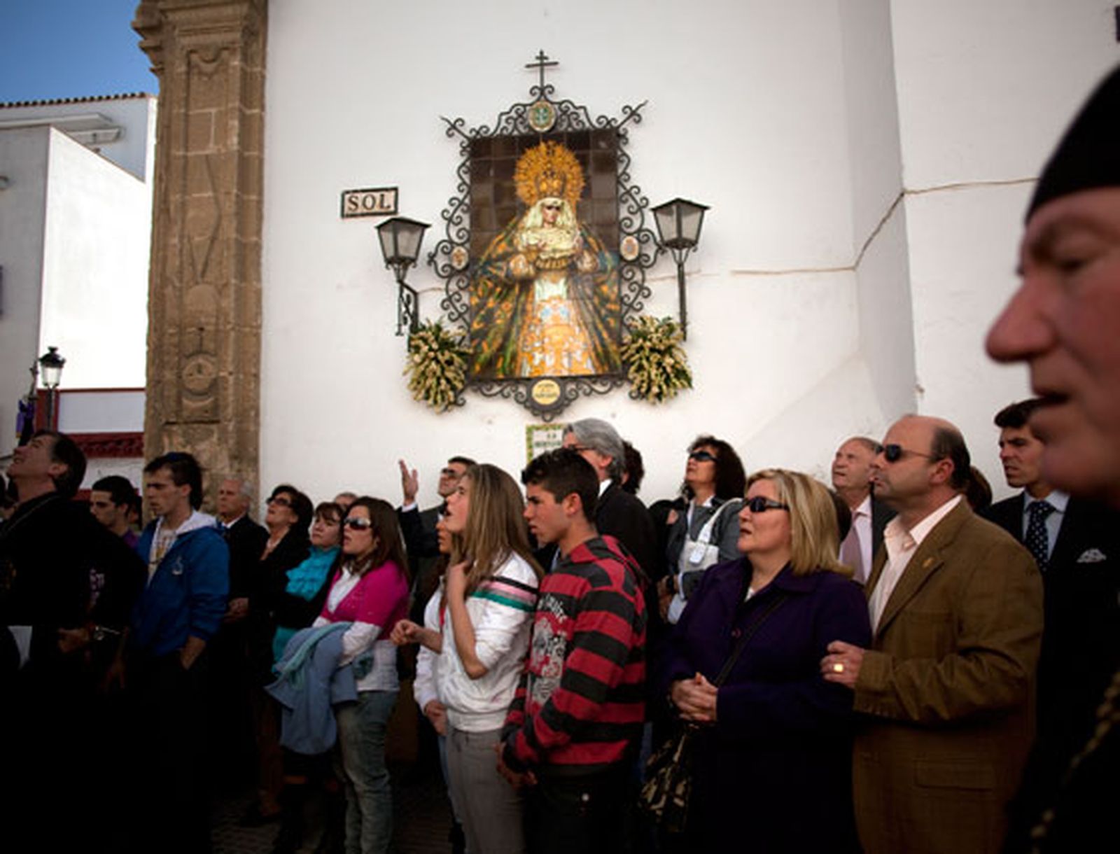 Un grupo de devotos durante la salida de la hermandad.

Foto: Emilio Morenatti