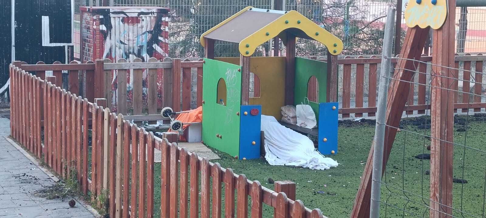 Una persona sin hogar duerme en la casita de juegos del parque San Isidro, cerrado al uso