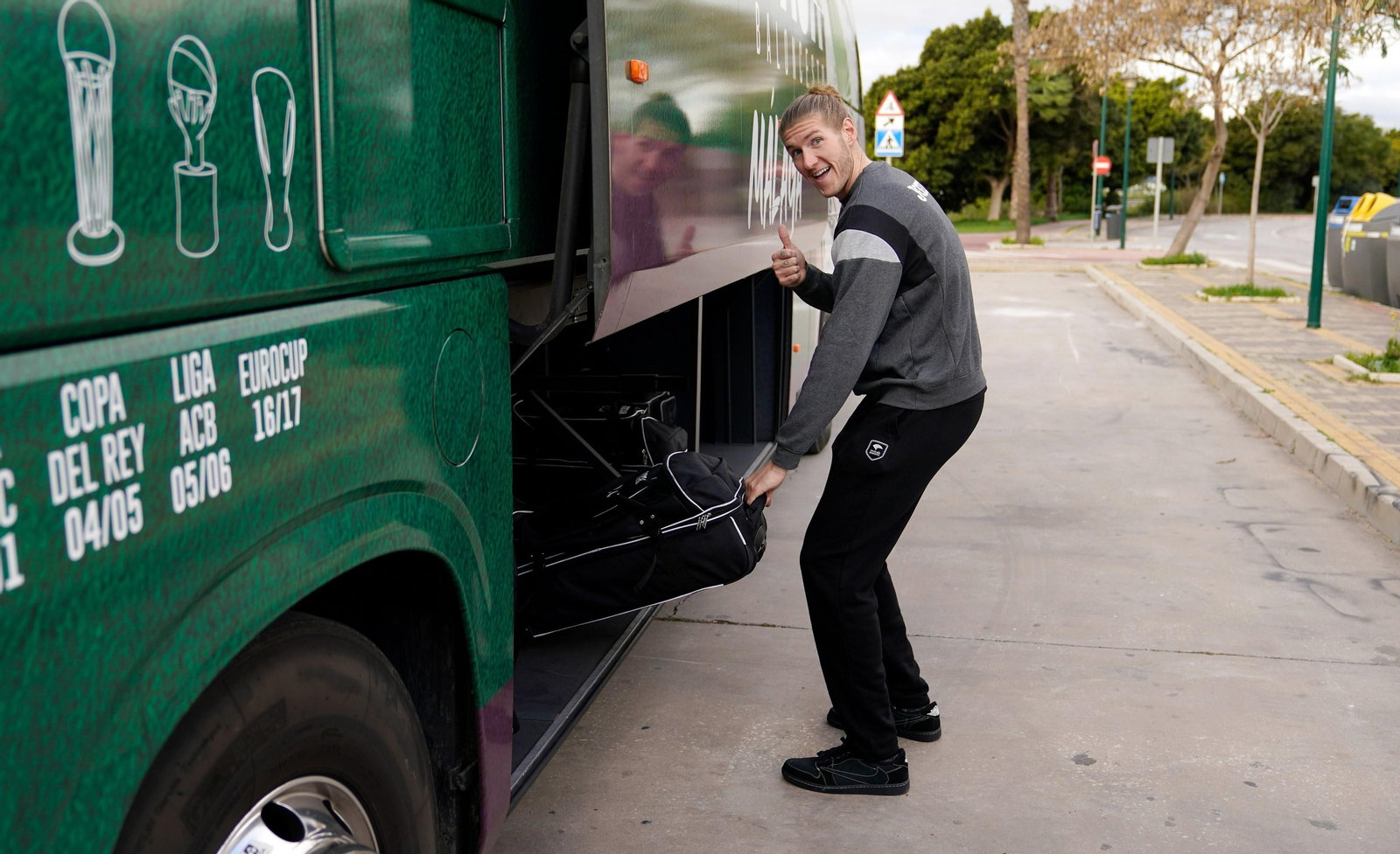 Dylan Osetkowski, al coger el bus.