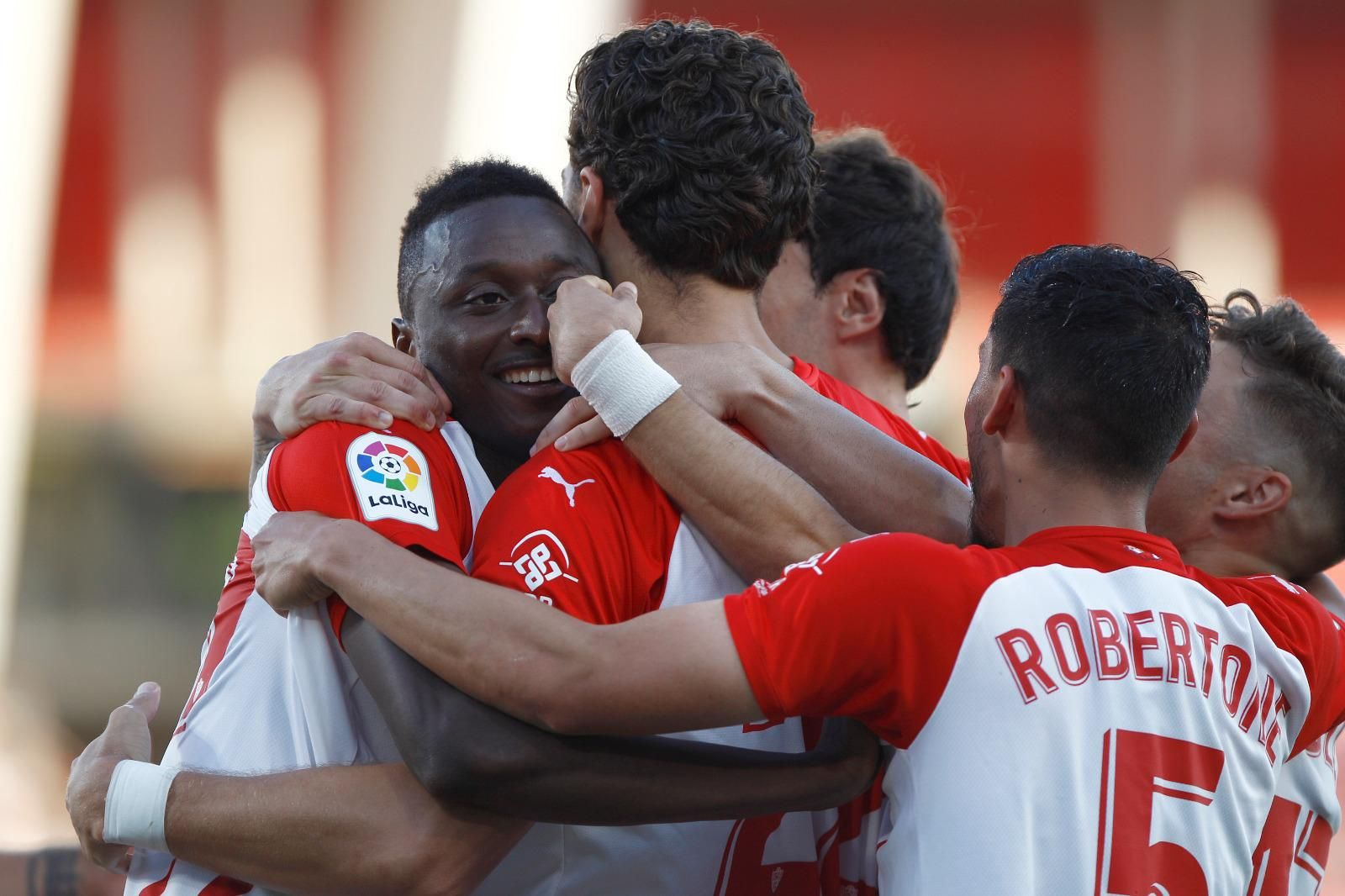 Sadiq festeja con Babic uno de los goles de la tarde
