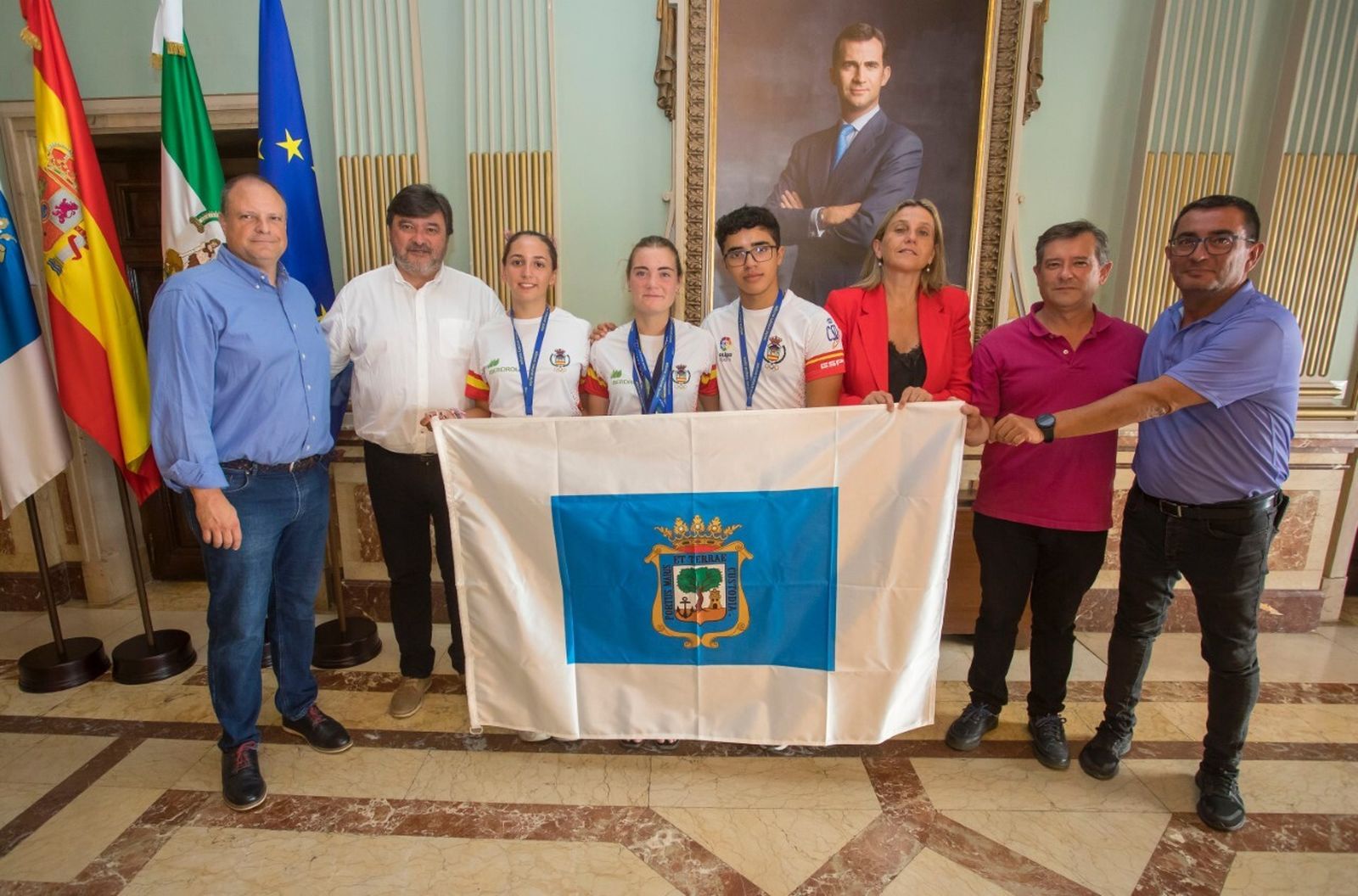 Un momento de la recepción municipal al Club Asirio de tiro con arco.