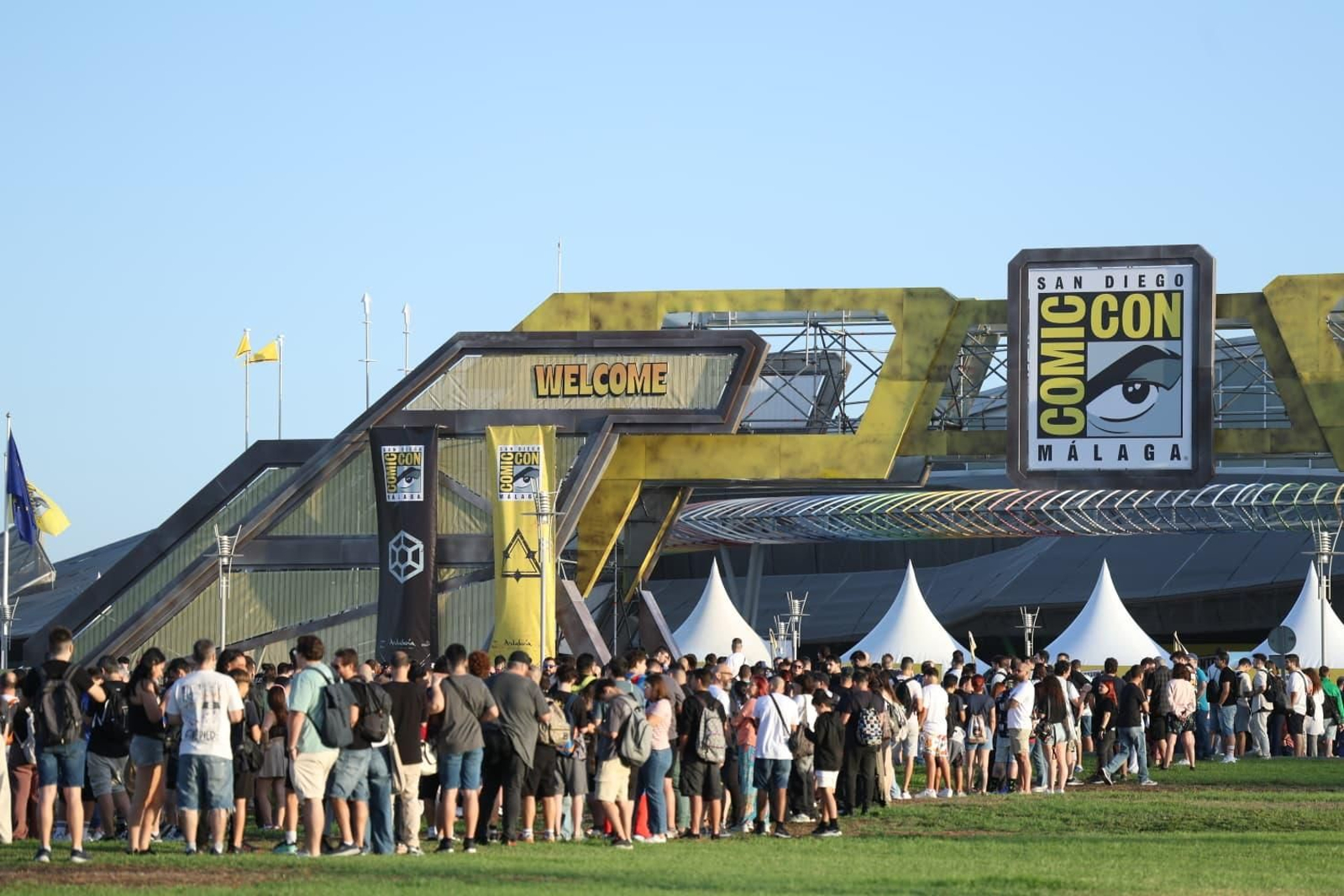 Largas colas para entrar a la Comic-Con de Málaga con héroes y villanos como Conan, Lobezno y Darth Vader, en fotos