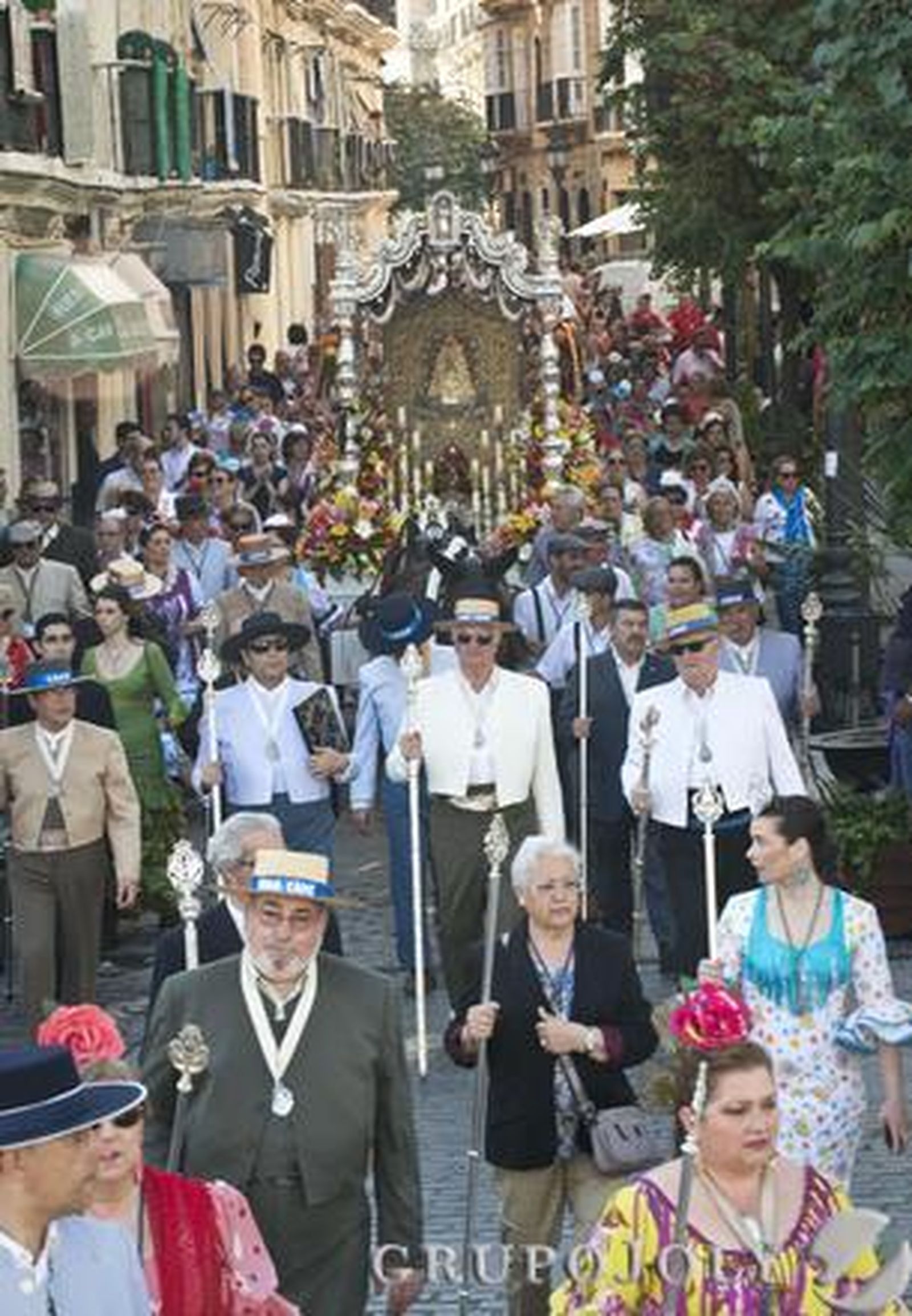 El Simpecado de la capital inicia su camino mientras las primeras hermandades gaditanas alcanzan Bajo de Guía. 

Foto: Joaquin Hernandez Kiki