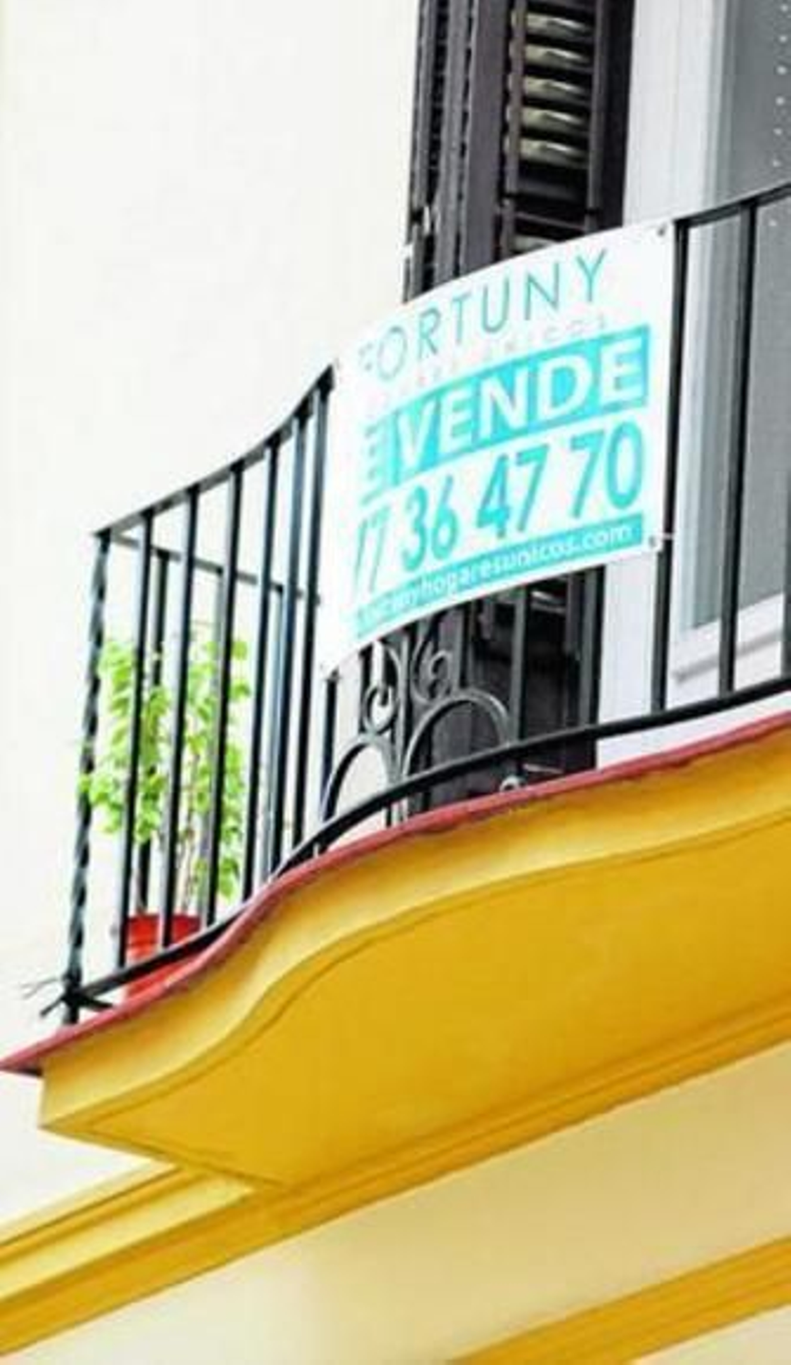 Un cartel de venta en una vivienda de la capital.