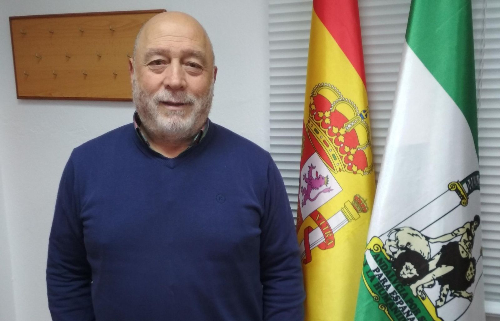El sanluqueño José Manuel Ahumada, en la sede de la Asociación de Vecinos de Valdeconejos-La Jara-Montijo, de la que es presidente.