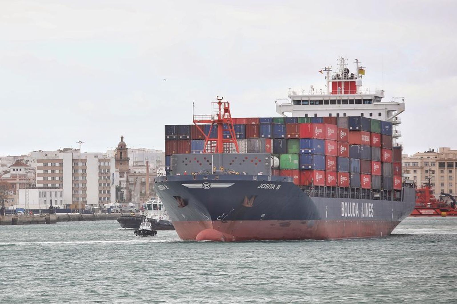 Un barco cargado de contenedores parte del puerto de Cádiz.