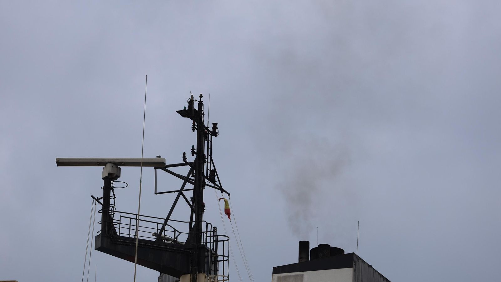 Un buque emite humo en el Puerto de Algeciras.