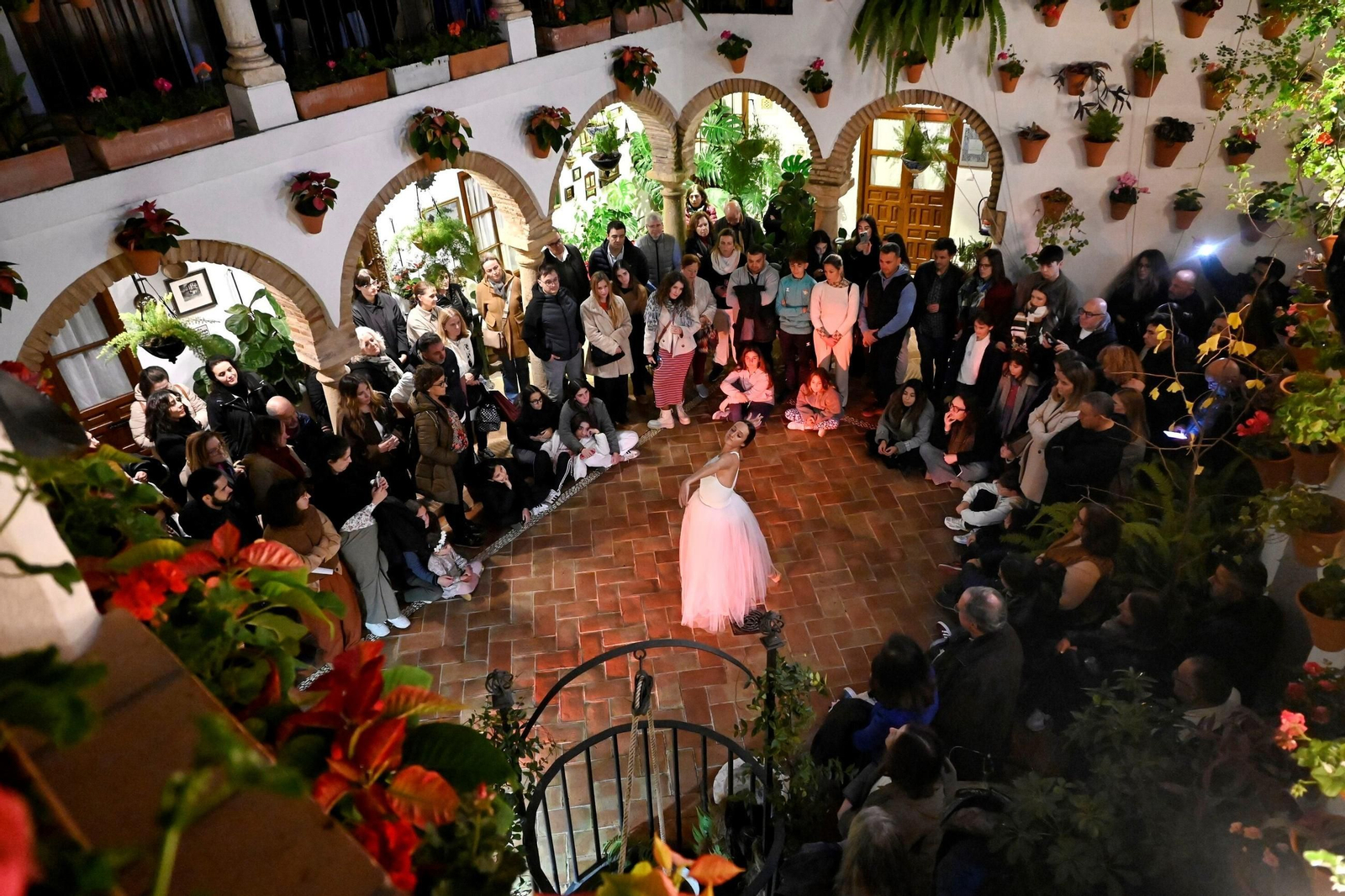 La Navidad llega a los Patios de Córdoba plagada de espectáculos y villancicos, en imágenes