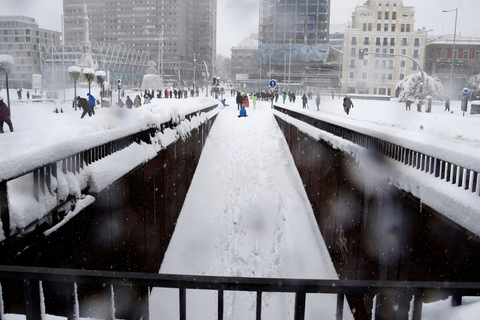 El segundo día del temporal 'Filomena' en imágenes: más nieve y caos