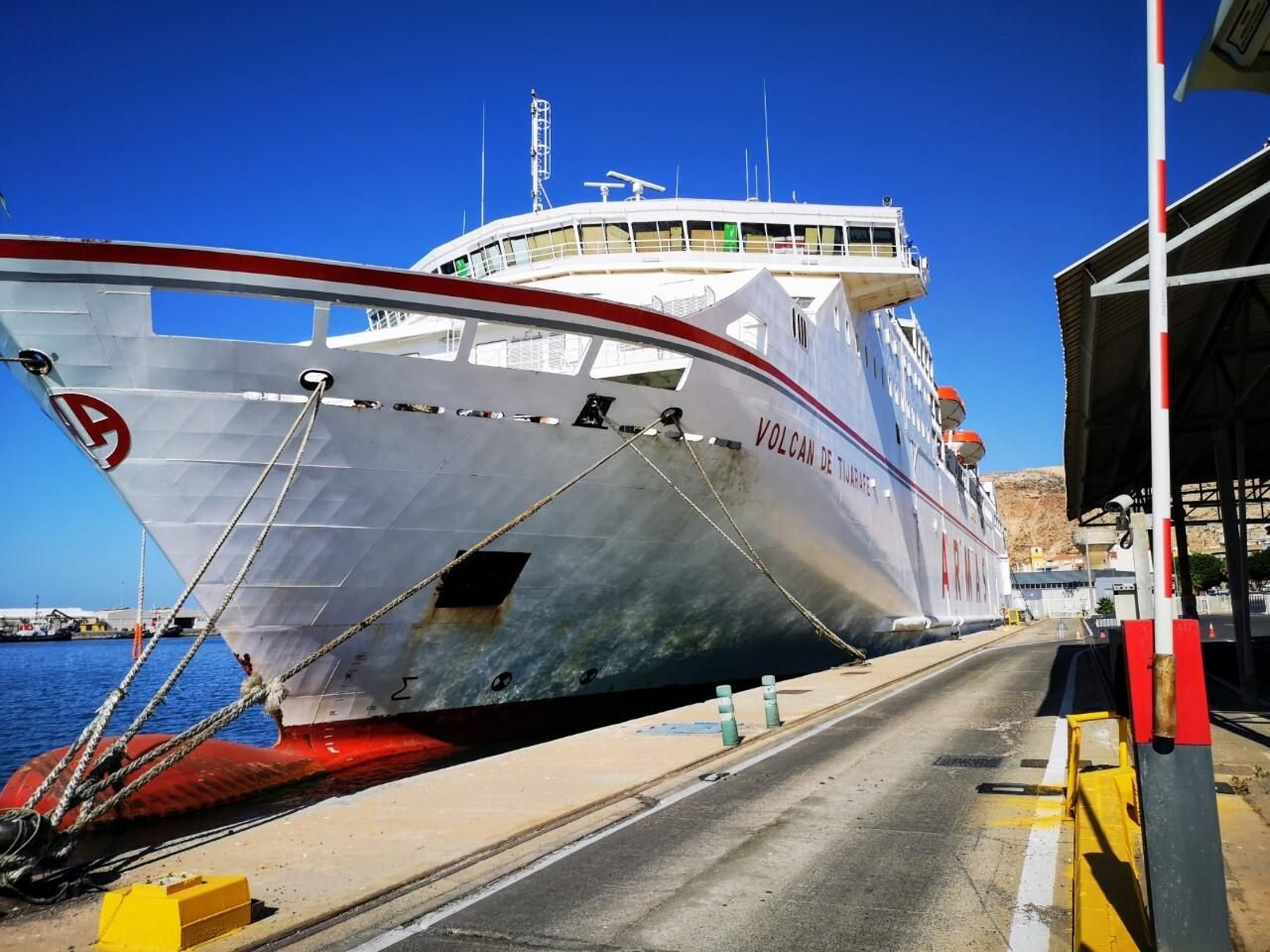 El ferri Volcán de Tijarafe utiliza en el puerto energía eléctrica para sus motores